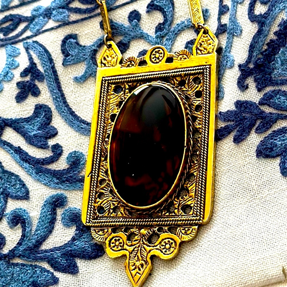 Gorgeous statement piece 40” framed large oval tortoise colored pendant - Picture 6 of 16